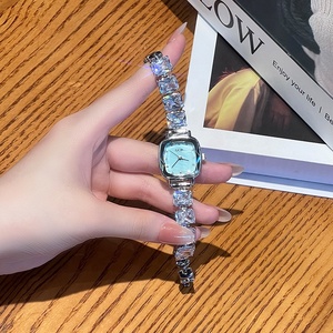 GEDI Bracelet en zircon de haute qualité Montre pour femme Light Luxury Niche Crushed Ice Fashion Ladies Sugar Cube Quartz Watch - Product Image 6