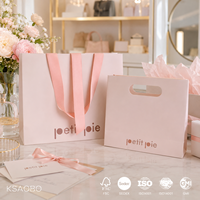 Sac en papier rose de luxe personnalisé avec poignée en ruban et poignée découpée pour l'emballage de vêtements, sac cadeau rose pour boutique, vente en gros