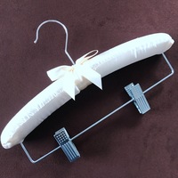 Meilleure vente en gros cintre en satin avec logo personnalisé avec clip cintres en satin rembourrés pour enfants pour robe de mariée