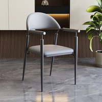 Chaise italienne légère et luxueuse pour table à thé, café en cuir souple, chaise moderne à dossier en métal.
