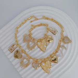 Conjunto <span class=keywords><strong>de</strong></span> Joyería <span class=keywords><strong>de</strong></span> Moda <span class=keywords><strong>para</strong></span> <span class=keywords><strong>Mujer</strong></span> con Collar <span class=keywords><strong>de</strong></span> <span class=keywords><strong>Cadena</strong></span> Gruesa y Brazalete <span class=keywords><strong>de</strong></span> Múltiples Dijes con Corazón <span class=keywords><strong>de</strong></span> Candado <span class=keywords><strong>de</strong></span> Amor CZ, Bañado en <span class=keywords><strong>Oro</strong></span> <span class=keywords><strong>de</strong></span> 18k - Product Image 2