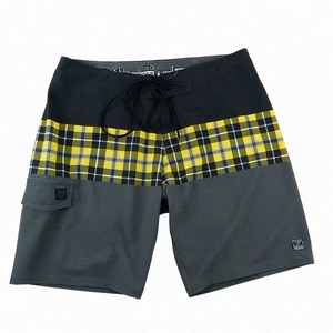 Shorts de plage tendance à carreaux pour hommes, durables et à séchage rapide, avec poches fonctionnelles pour le surf et les vacances tropicales - Product Image 1