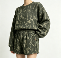 Ensemble décontracté deux pièces pour femme : sweat-shirt oversize à col montant imprimé camouflage arbre et short assorti – Tenue de sport streetwear