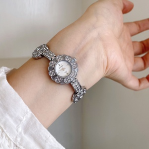 Orologio Vintage da Donna <span class=keywords><strong>Color</strong></span> <span class=keywords><strong>Oro</strong></span> con Quadrante a Fiore di Prugna Incastonato di Strass Lussuoso e di Alta Gamma - Product Image 3