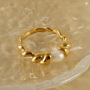Anillos de Moda de Acero Inoxidable con Baño de Oro de 18k para Mujer, con una Sola Perla de Agua Dulce en Forma de Croissant - Product Image 2