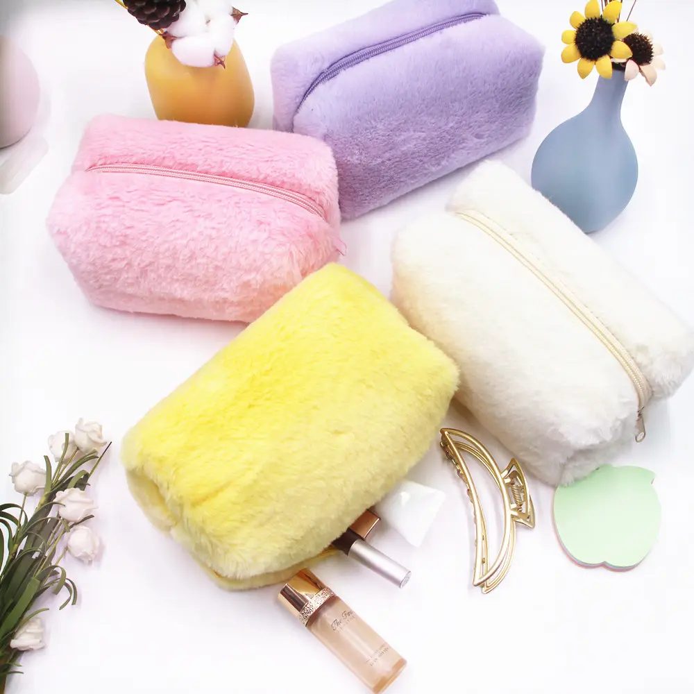 Pochette de maquillage de voyage en peluche pour femmes, sac cosmétique à fermeture éclair en fourrure avec Logo en fausse fourrure, vente en gros