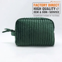 Pochette de voyage légère en velours vert personnalisée avec monogramme initial pour femme, fermeture éclair, idéale pour les mamans