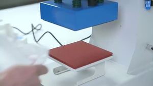 เครื่องพิมพ์เสื้อยืดอัตโนมัติ เครื่องกดหมวกแบบลม เครื่องพิมพ์ลายแบบรีดร้อน และเครื่องกดความร้อน - Product Image 6