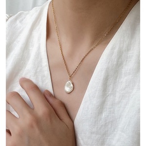 Collier élégant minimaliste baroque en perles naturelles pour femmes, chaîne de clavicule en forme de pétale, pendentif accessoire - Product Image 1