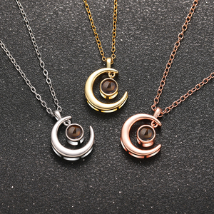Collares con Proyección <span class=keywords><strong>de</strong></span> Fotos Personalizados 2026. Colgante <span class=keywords><strong>de</strong></span> Acero Inoxidable con la Frase 'Te Amo' en 100 Idiomas y Diseño <span class=keywords><strong>de</strong></span> Luna para Mujer, Regalo Personalizado - Product Image 3