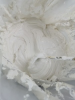 Pâte de polissage blanche composée à prix spécial avec abrasifs à base d'alumine pour finition miroir