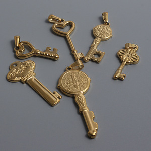 Breloques de style rétro en forme de cadenas et de clé |   Pendentifs vintage en acier inoxydable plaqué or 18 carats PVD, différents modèles, pour la création de bijoux DIY - Product Image 4