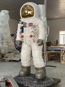 Sculpture d'astronaute réaliste grandeur nature |   Combinaison spatiale A7L avec visière dorée et base lunaire |   Installation artistique en FRP pour la décoration des centres commerciaux et des musées - Product Image 4