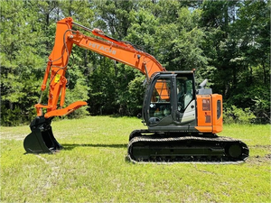Excavadora Usada HITACHI ZX135 de Edición Limitada Global con Orugas Metálicas y de Plástico en Venta - Product Image 4