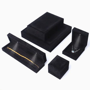Boîte à bagues de voyage de luxe écologique et recyclable, en plastique, avec fermeture éclair en velours, lumière LED, emballage carré personnalisé, vente en gros - Product Image 3