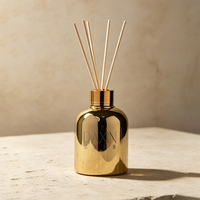 Bouteille diffuseur d'arômes avec revêtement électrolytique doré, col vissé et bouchon, et bâtonnets aromatiques personnalisables en couleur
