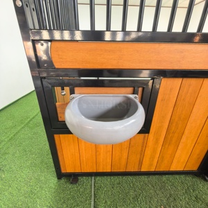 Draaibare paardenstalvoederbak van precisie-aluminium met draaimechanisme voor professionele ruiters - Product Image 1