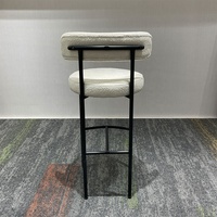 Chaise haute de bar de style moderne, élégante, en tissu avec pieds en métal noir, vente en gros pour la maison, les bars, les centres commerciaux et les hôtels