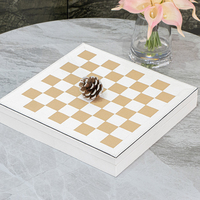 Décoration d'intérieur artistique et jeu stratégique, jeu d'échecs en métal de luxe avec échiquier en cuir