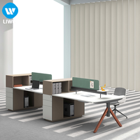 Bureau de travail modulaire créatif, design moderne, cadre en bois, panneaux divisés, poste de travail en espace ouvert, installation flexible, durable