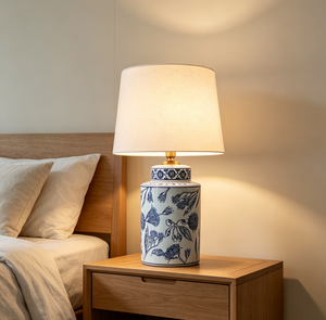 Lampada da Tavolo in Ceramica Stile Orientale con Motivo Floreale Blu, Corpo in Ceramica e <span class=keywords><strong>Paralume</strong></span> <span class=keywords><strong>Beige</strong></span>, E27, Lampada d'Ambiente per Interni e Comodino - Product Image 1
