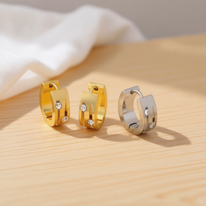 Pendientes Zt Crystal Huggie de 6 mm, geométricos minimalistas de acero inoxidable en oro y plata para mujer - Product Image 2