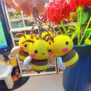 Peluche all'uncinetto Fuzzy bee di vendita caldo con faccina sorridente e ali bianche peluche a maglia morbida peluche <span class=keywords><strong>ape</strong></span> <span class=keywords><strong>giocattolo</strong></span>