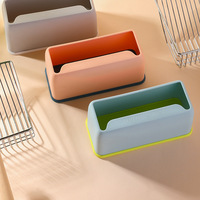 Pelle à litière pour chat en métal au design original avec grande poignée en bois et base colorée en tons pastel