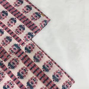 Tissu imprimé en coton blanc cassé de qualité supérieure, orné de motifs floraux répétés roses et bleus avec des détails botaniques complexes - Product Image 5