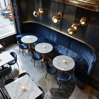 Table ronde moderne de luxe avec plateau en marbre, banquette en velours bleu, ensemble table et chaises pour café, restaurant, mobilier pour café