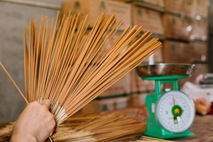 Incienso de Agarwood Orgánico Hecho a Mano, Ecológico, de 30cm y 40cm, Aroma Natural de Oud, Fragancia Duradera para Templos - Product Image 2