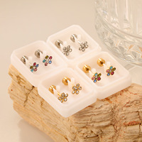 Boucles d'oreilles simples et élégantes au tempérament raffiné, avec diamants blancs et fleurs serties de diamants.