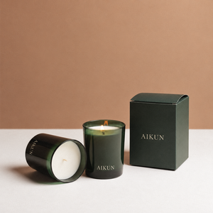 Bougie parfumée Aikun en verre teinté vert foncé à mèche unique, emballée, avec emballage minimaliste de marque pour commandes en marque blanche - Product Image 1
