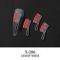 Vente en gros en vrac Nouveaux accessoires de décoration pour ongles en alliage métallique 3D, couteaux sanglants d'Halloween, breloques gothiques pour ongles en forme de couteau punk