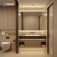 Ensemble de coiffeuse de salle de bain contemporaine sur mesure avec prises de courant intégrées et organisateurs de tiroirs dissimulés