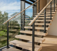 Escalier droit moderne et élégant, aux lignes minimalistes et élégantes, avec monte-escaliers ouverts