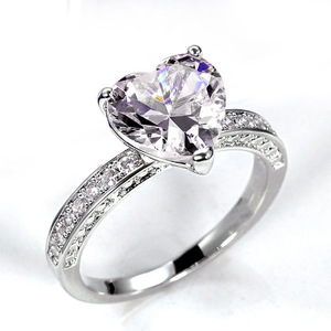 Anello di fidanzamento da donna a forma di cuore con strass in cristallo rosso creato in laboratorio, romantico, in rame e acciaio inossidabile con montatura a griffe - Product Image 3