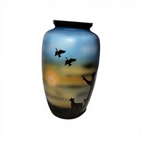Urne funéraire américaine pour adulte, en métal, faite à la main, avec design silhouettes d'oiseaux et de chien, pour présentation sur table.