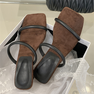 Élégantes sandales romaines noires à talons hauts, avec talon compensé personnalisé de forme spéciale pour pantoufles à bride unique, dotées d'une fonction antidérapante d'usine - Product Image 3