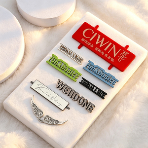 Étiquettes de marque en métal personnalisées, plaques gravées au laser pour la décoration de vêtements - Product Image 1