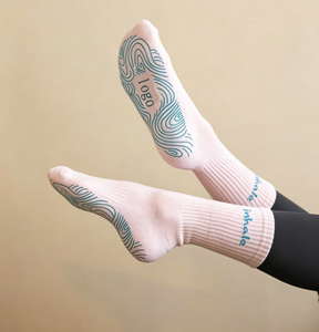 NOUVELLE ARRIVÉE Chaussettes de Pilates personnalisées avec logo pour femmes, chaussettes de yoga et de danse antidérapantes en coton de qualité supérieure, faible MOQ, vente en gros, chaussettes mi-mollet antidérapantes avec grip - Product Image 3