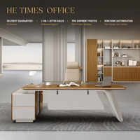 Ensemble de bureau de direction en bois foncé de luxe en forme de L avec armoire murale LED, accents dorés et chaise pour suite complète de bureau de PDG