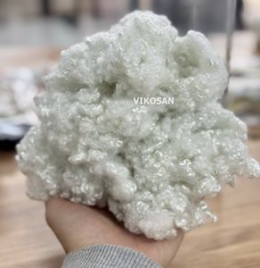 Venta al por mayor de fibra siliconada hueca de poliéster reciclado 15D 64mm HCS para relleno sintético de cojines y edredones - Product Image 1