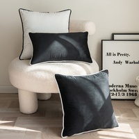 Housse de coussin moderne minimaliste noire et blanche à biais