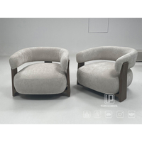 Fauteuil d'appoint en tissu gris clair durable avec assise ronde en peluche et structure en bois massif pour salon ou chambre moderne
