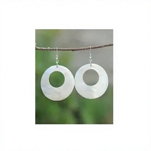 Boucles d'oreilles créoles bohèmes en résine pour femme, bijoux fantaisie tendance, motif marbré blanc et noir, pour soirée et mariage - Product Image 5