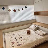 Armoire intégrée personnalisée pour chambre d'enfant avec bureau d'étude et meuble d'angle pour petite famille