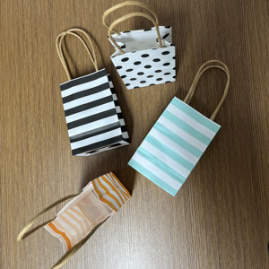 Petit sac cadeau en papier kraft recyclé avec poignée longue, impression offset pour bonbons, biscuits, cadeaux de fête et bonbonnières - Product Image 6