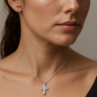 Colgante de Cruz Religioso Hecho a Mano en Oro Blanco de 14K con Circonita Cúbica AAA para Mujer