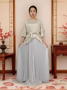 Abito Lungo <span class=keywords><strong>da</strong></span> Donna con Maniche in Tessuto Lucido e Fiori Artificiali, Taglie Forti, Stile Miyaki con Orlo Plissettato e Volant - Product Image 1